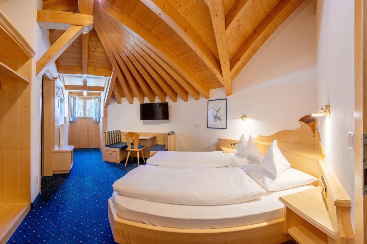 Hotel Schwarzer Adler Resia Bagian luar foto