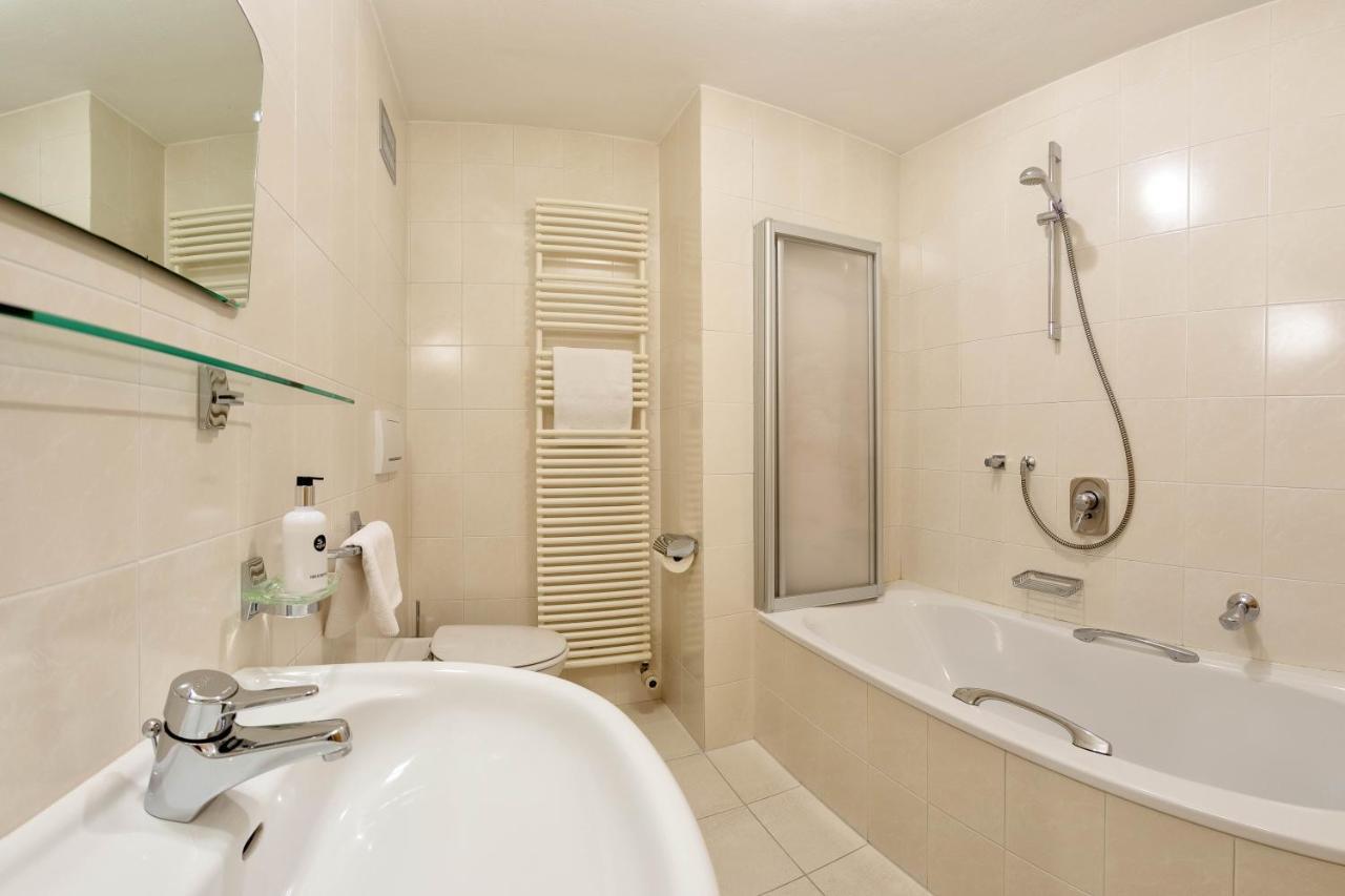 Hotel Schwarzer Adler Resia Bagian luar foto