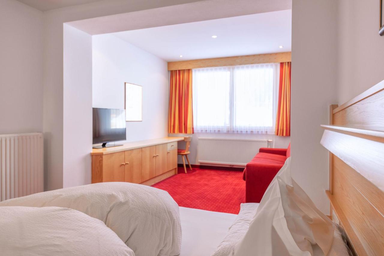 Hotel Schwarzer Adler Resia Bagian luar foto