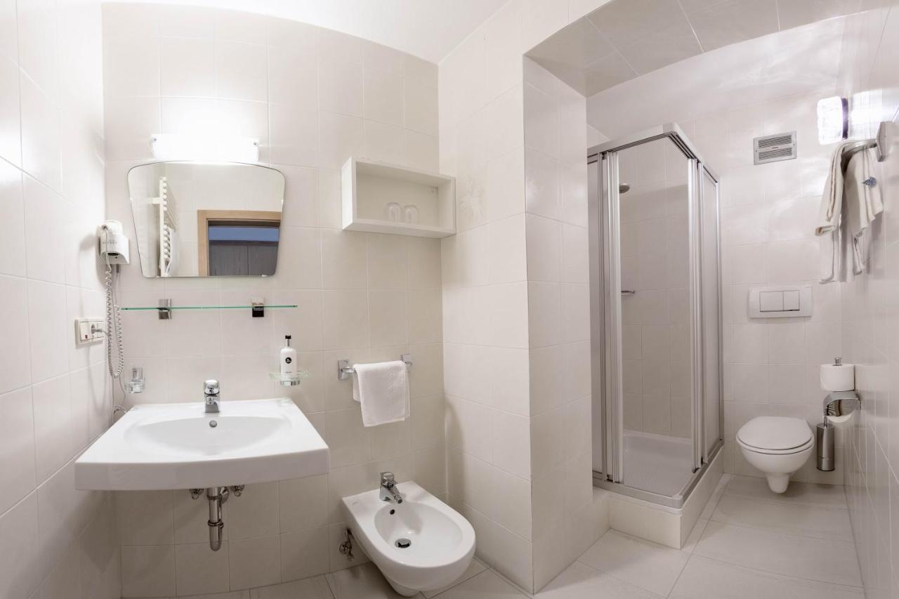 Hotel Schwarzer Adler Resia Bagian luar foto