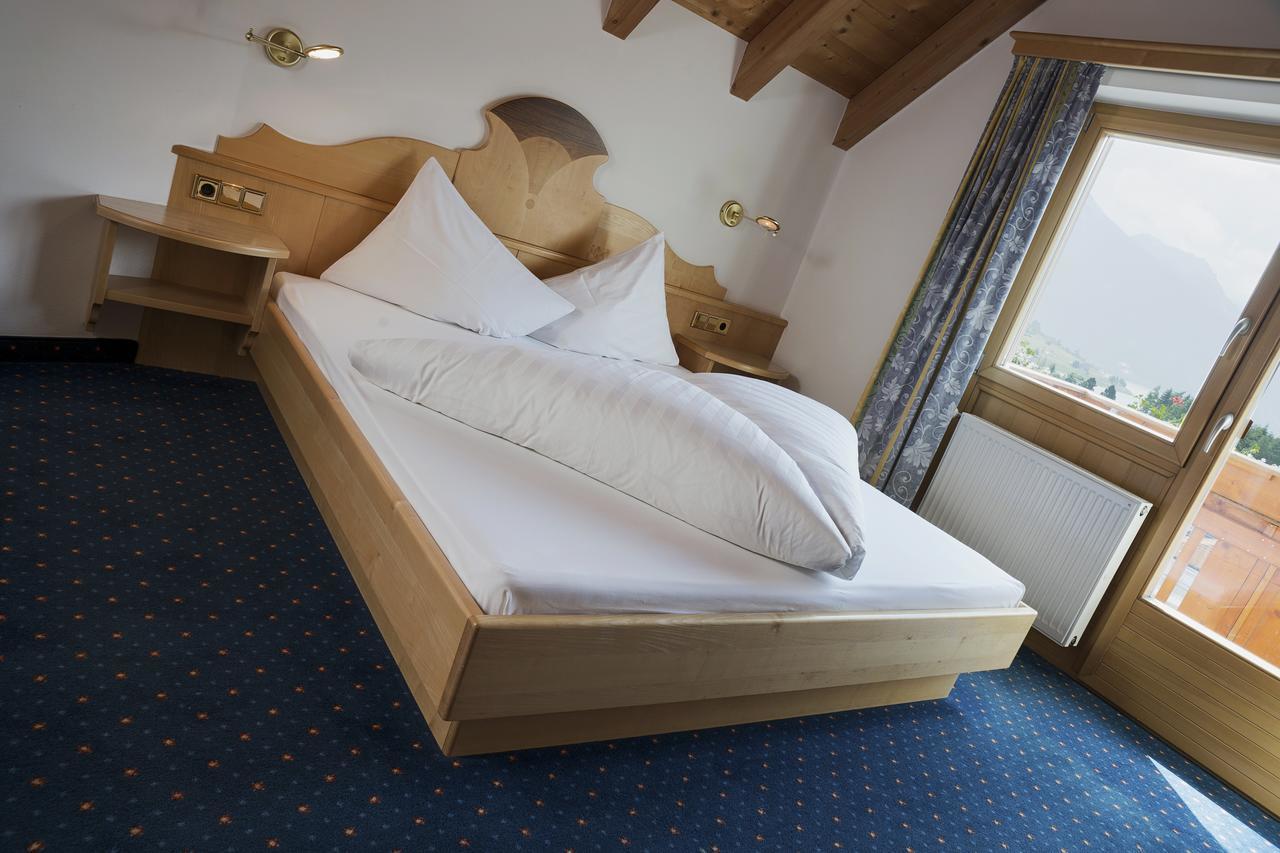 Hotel Schwarzer Adler Resia Bagian luar foto