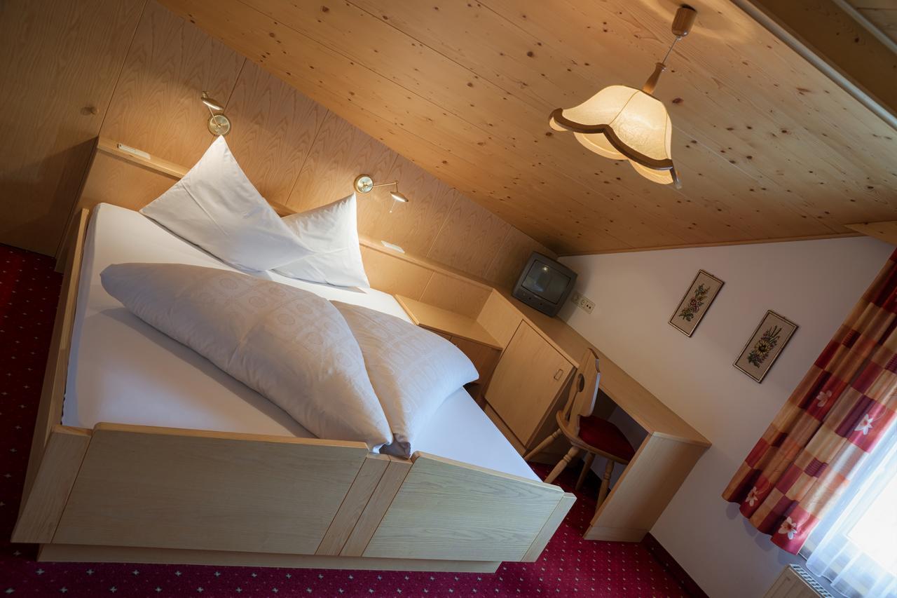 Hotel Schwarzer Adler Resia Bagian luar foto