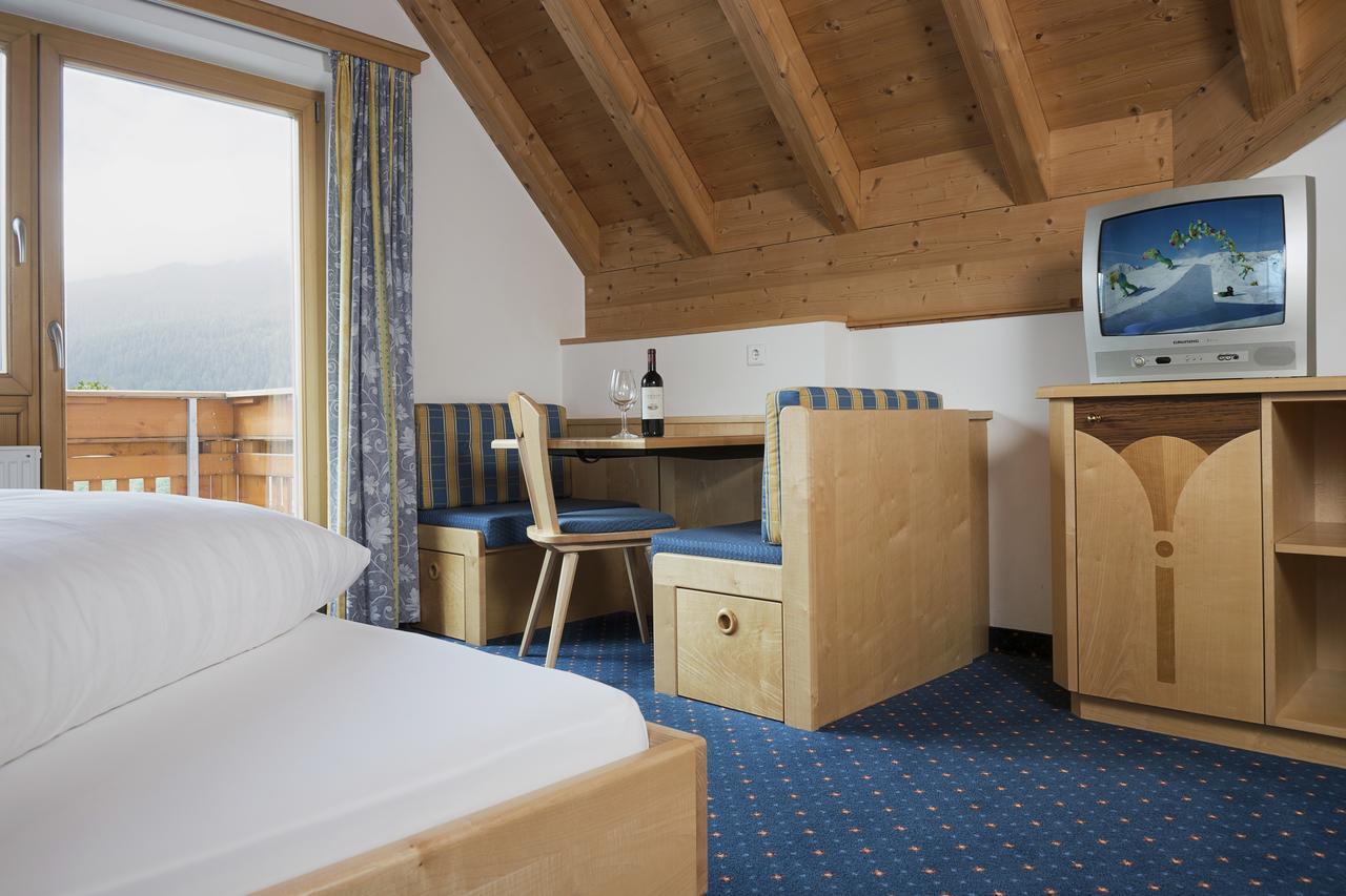 Hotel Schwarzer Adler Resia Bagian luar foto