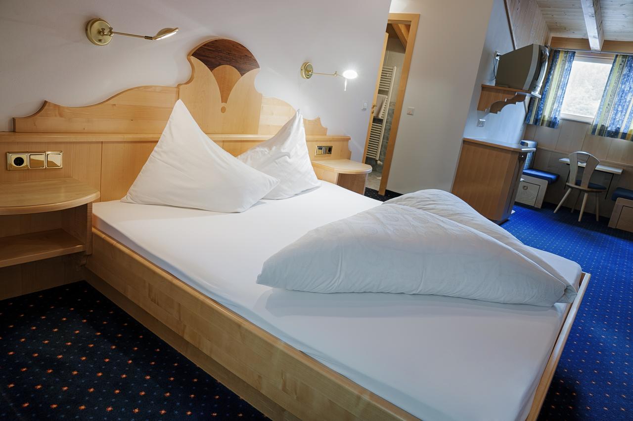 Hotel Schwarzer Adler Resia Bagian luar foto