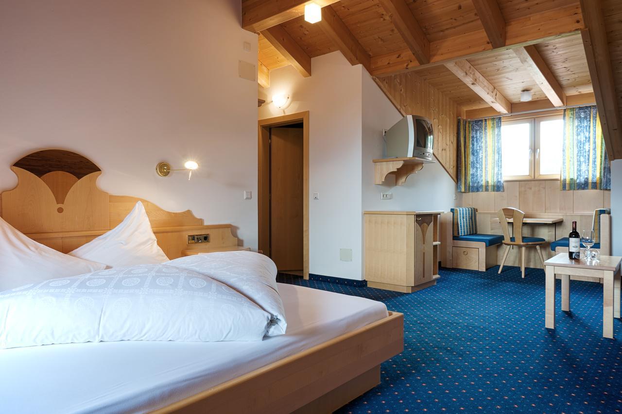 Hotel Schwarzer Adler Resia Bagian luar foto