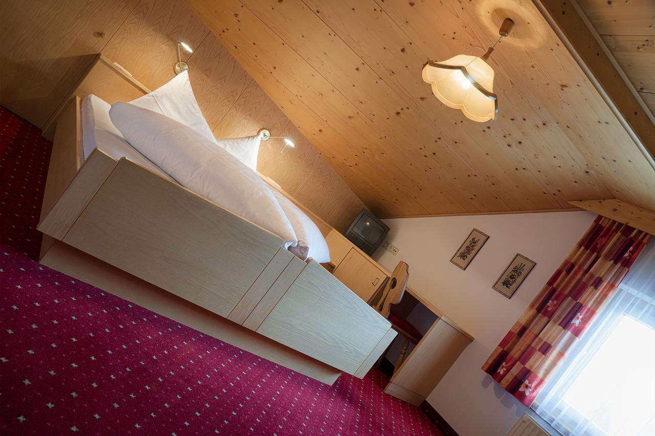 Hotel Schwarzer Adler Resia Bagian luar foto